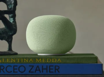 google home speaker na knihach zelena