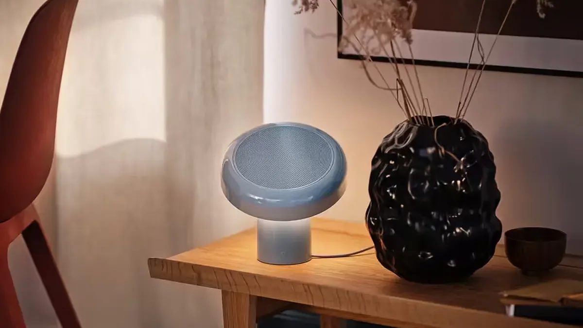 IKEA do Česka přinesla lampičku BLOMPRAKT s vestavěným reproduktorem. Umí Spotify Tap a nestojí mnoho