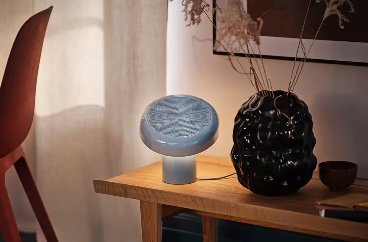 ikea blomprakt svetle modra lampa s bluetooth reproduktorem na stolku