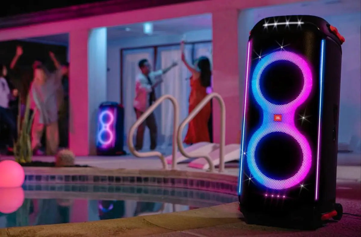 jbl partybox 710 na party u bazenu