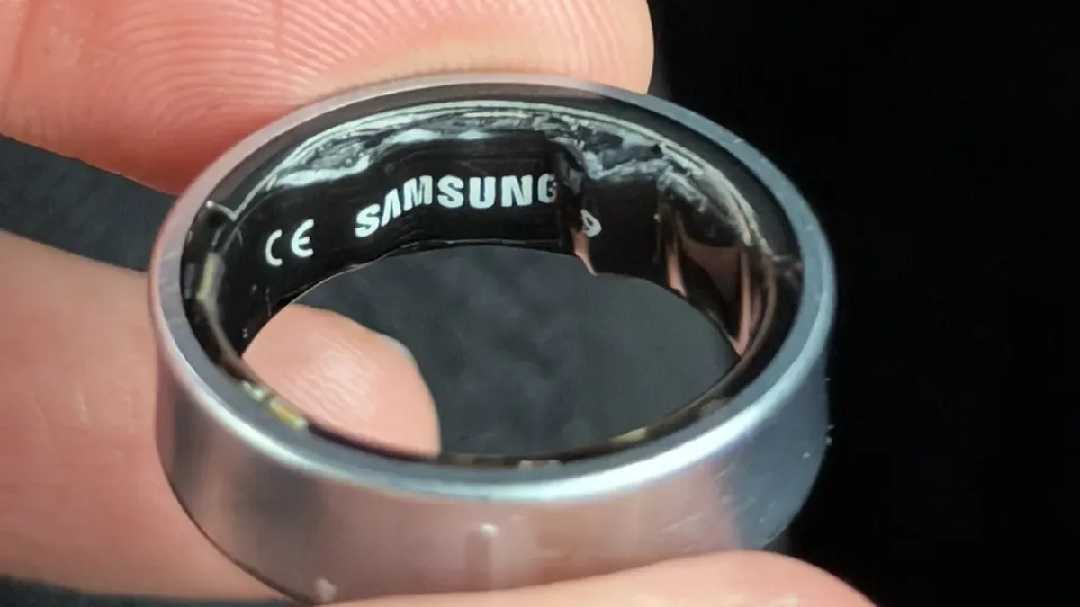 Youtuber musel kvůli vadnému prstenu Galaxy Ring do nemocnice