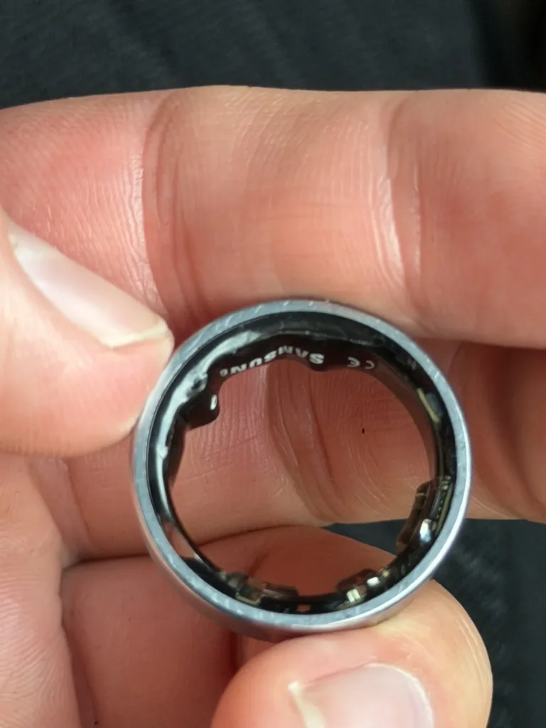 samsung galaxy ring nafouknuty na prste zeshora