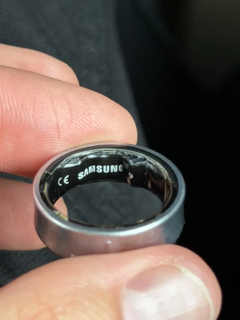 samsung galaxy ring nafouknuty v ruce