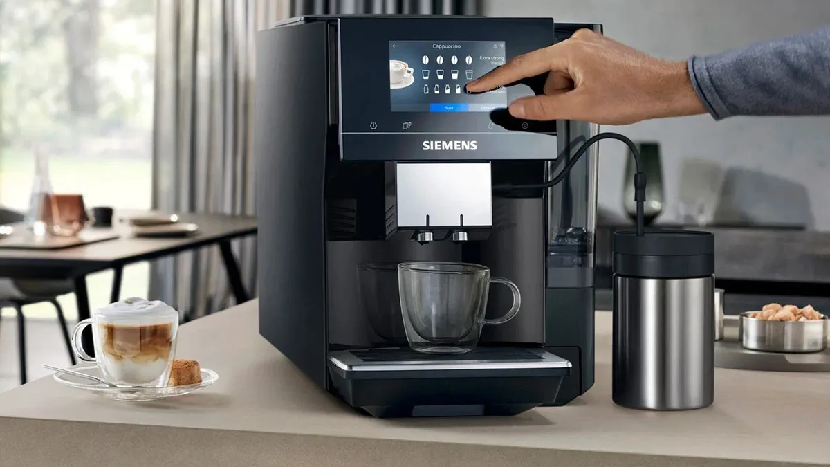 Automatický kávovar Siemens s Wi-Fi sklouzl na historické minimum! Umí i cold brew a sám se čistí