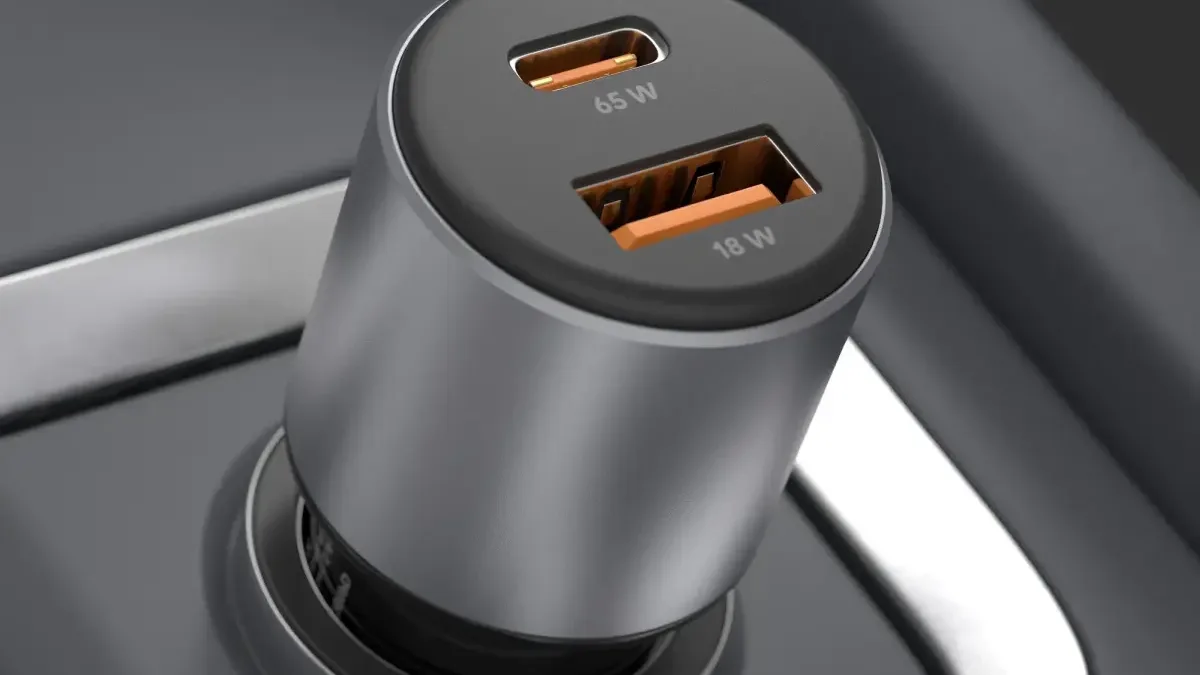 Výkonná autonabíječka AlzaPower dlouho nebyla levnější. Má dva porty a uživatelé si ji chválí