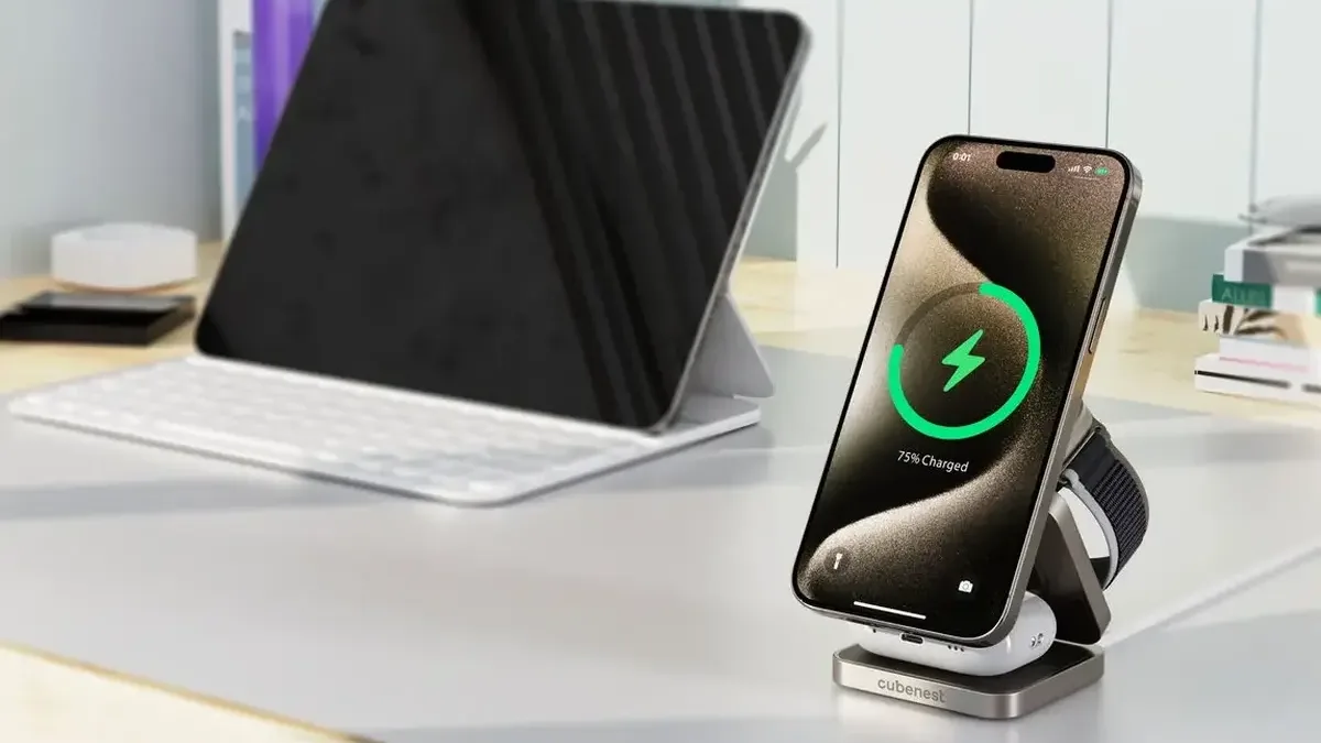 Oblíbená Qi2 nabíječka CubeNest 3v1 zlevnila. Nabijete s ní mobil, hodinky i sluchátka současně