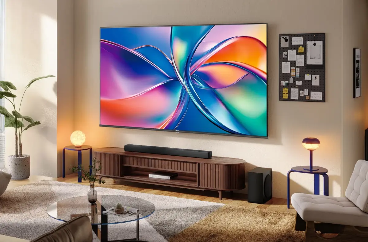 Hisense 98E7Q na stene v obyvaku