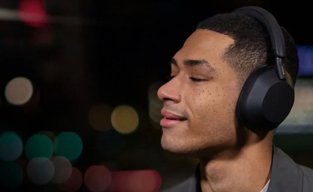 Sony Noise Cancelling WH 1000XM5SA na hlave