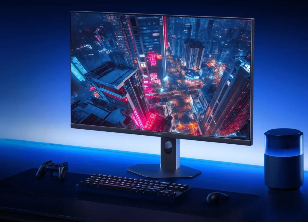Xiaomi 2K Gaming Monitor G27Qi 2026 na stole s prislusenstvim