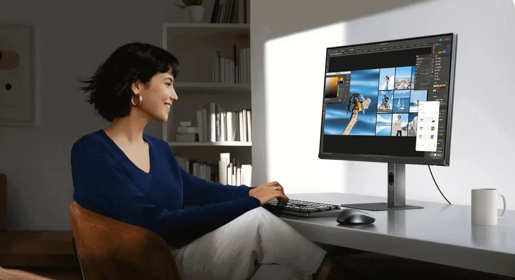 Xiaomi 2K Monitor A27Qi 2026 se zenou u stolu