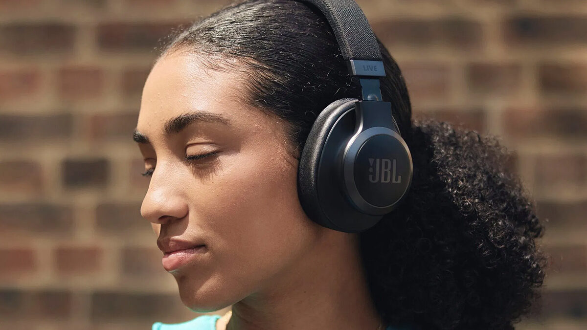 Skvělá sluchátka JBL Live 770NC seženete za super cenu! Mají solidní zvuk a účinné ANC