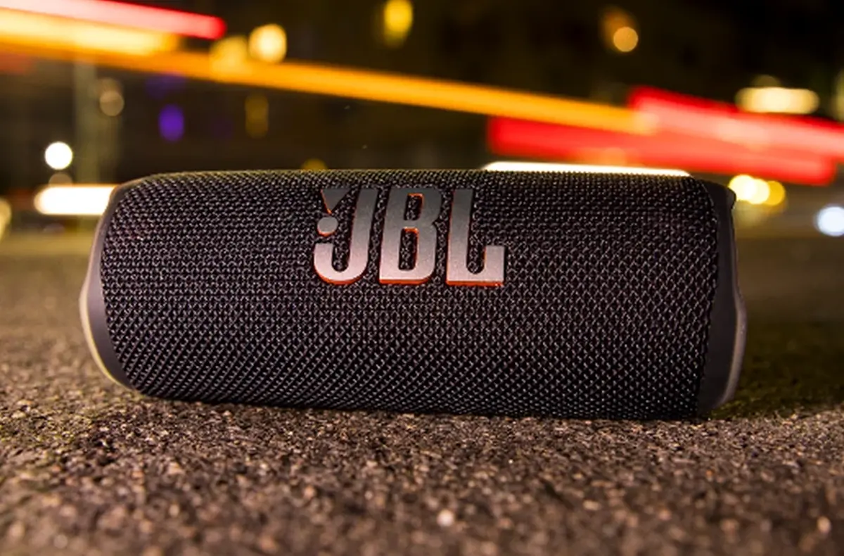 jbl flip 6 na silnici v noci oficialni