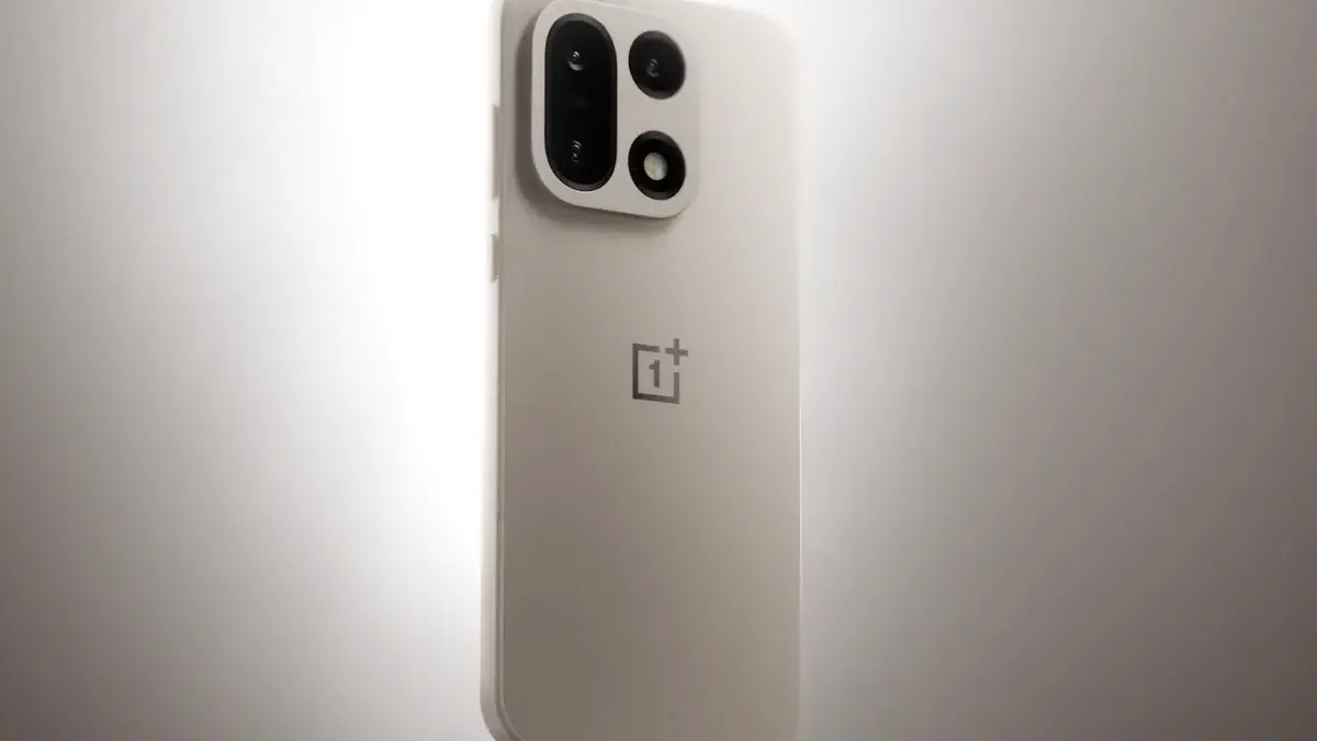 Příjemné překvapení: OnePlus 15 přijde do Česka se stejně nabušenou baterií, jako má čínský model