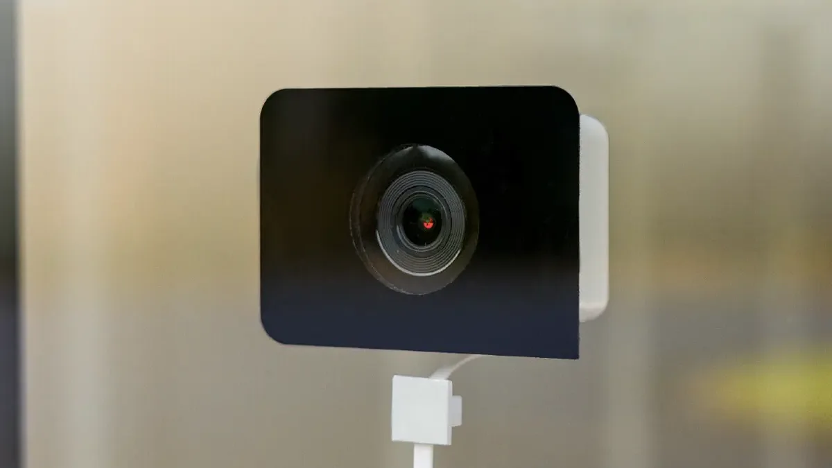 Zapomeňte na venkovní kamery. Novinka od Wyze se lepí na okno, má vysokou světelnost a Wi-Fi 6