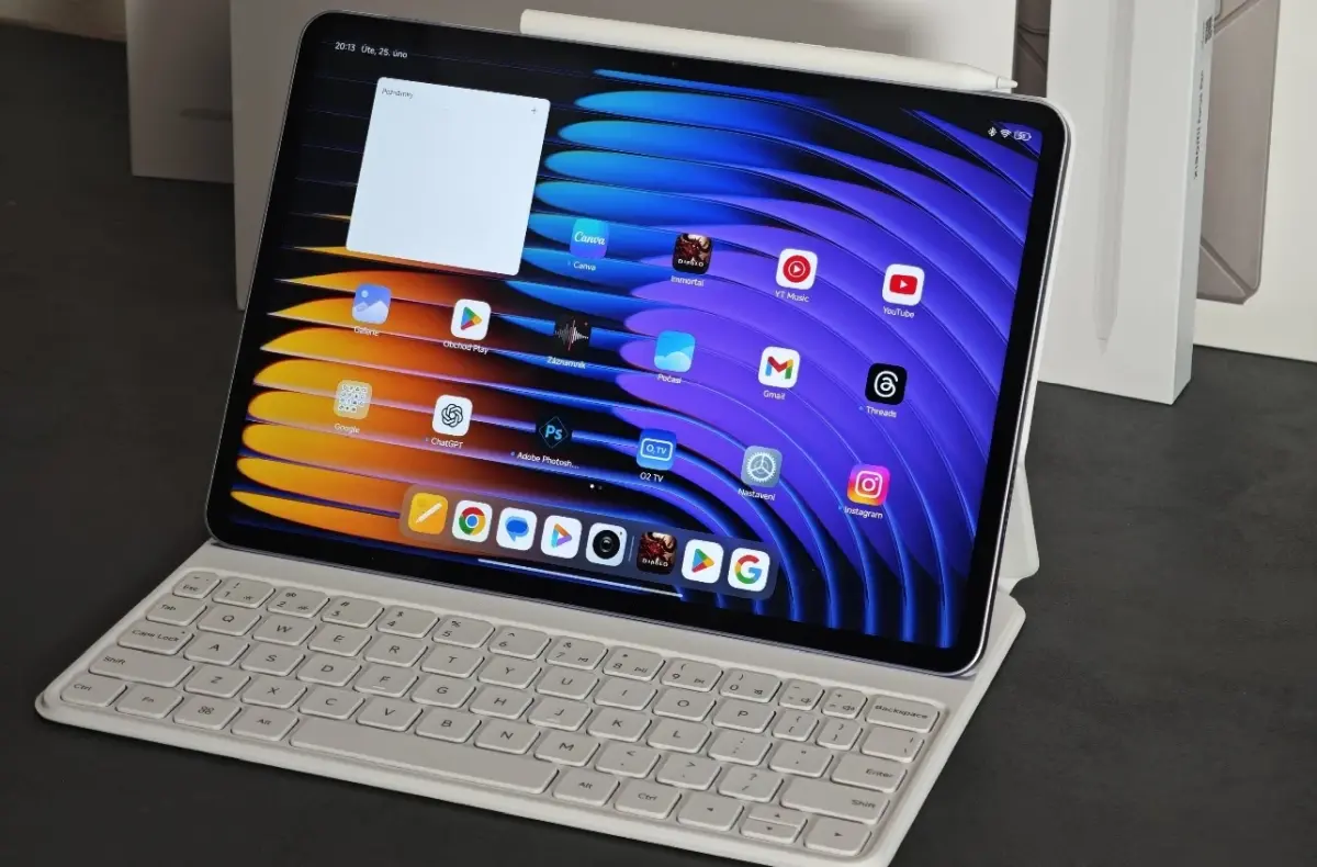 xiaomi pad 7 pro na stole s prislusenstvim
