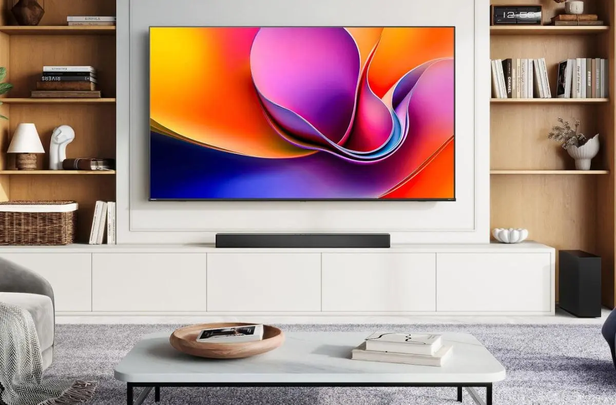 Hisense 55A6Q v obyvaku na stene ilustrace