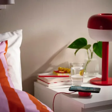 IKEA VASTMARKE telefon na nocnim stolku