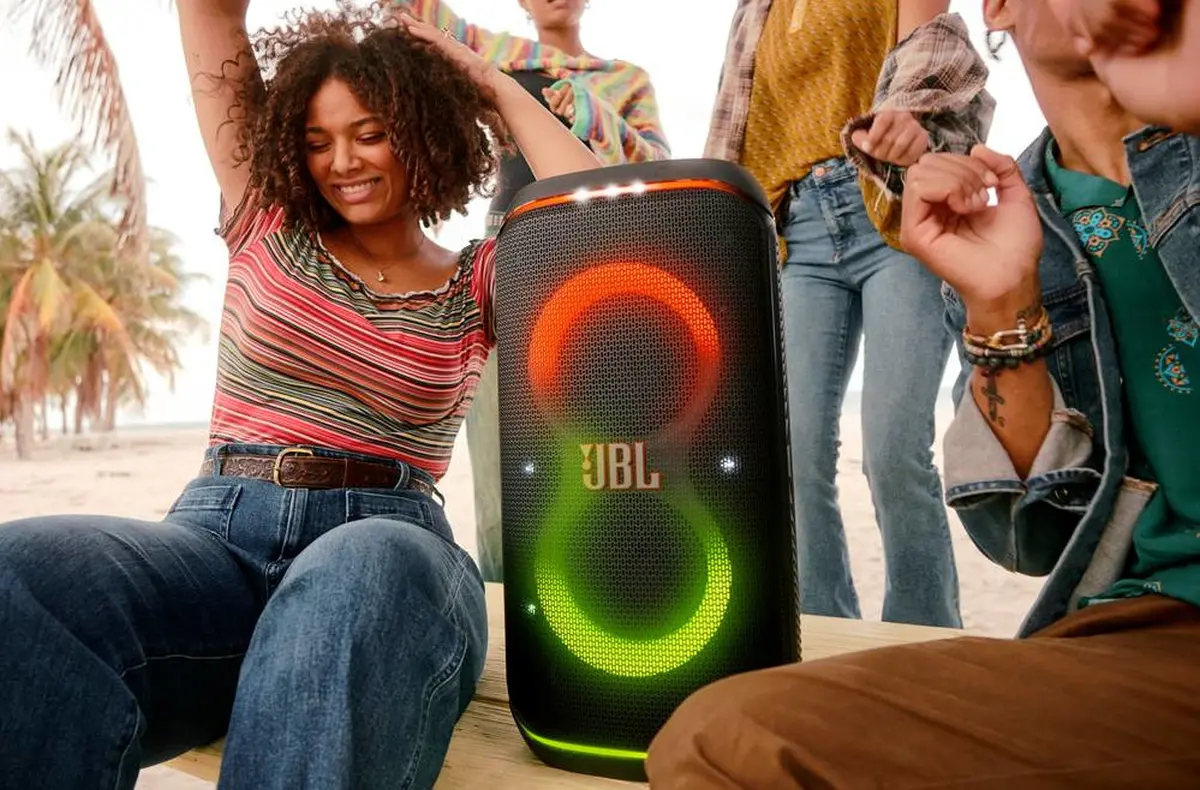 JBL PartyBox CLUB 120 mezi lidmi