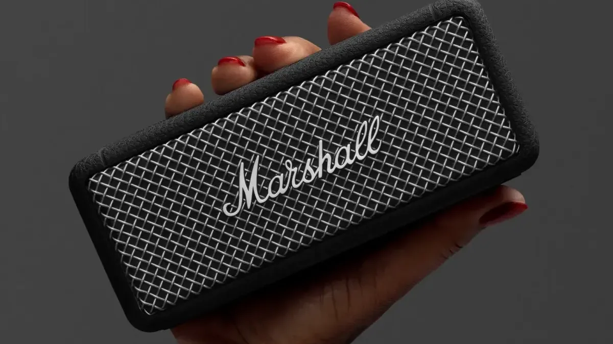 Stylový a výborně hodnocený reproduktor Marshall Emberton II teď zlevnil na 1 999 Kč. Čím si vás získá?
