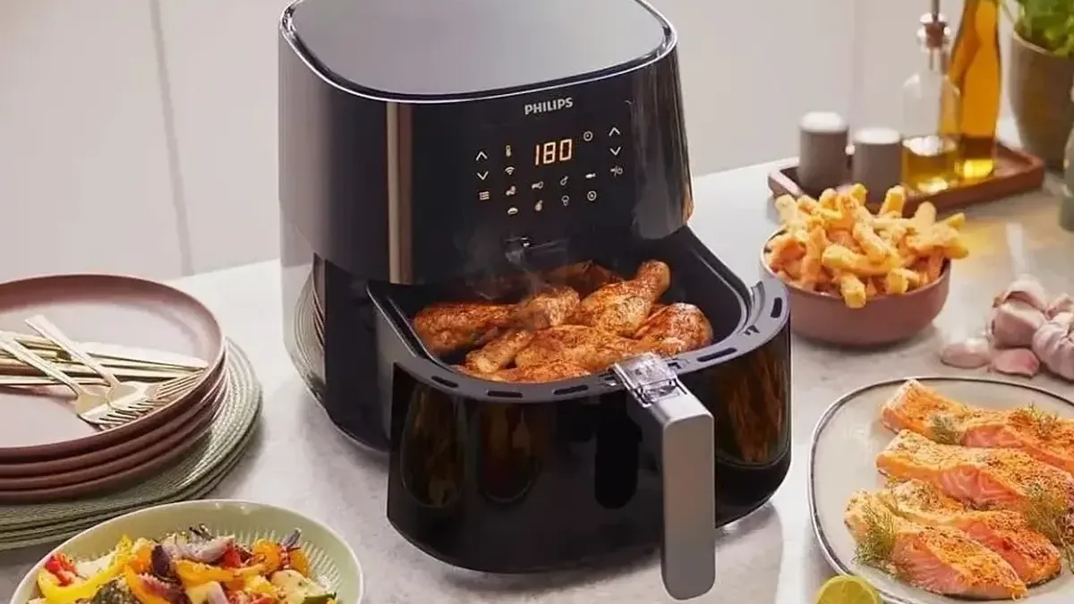 Chytrá fritéza Philips zlevnila v Alze na polovinu! Má objem 6,2 litru a dá se ovládat hlasem