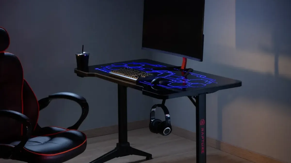 Herní stůl Rapture AURORA 300 opět zlevnil na minimum. Má skleněnou desku s RGB podsvícením a praktické doplňky