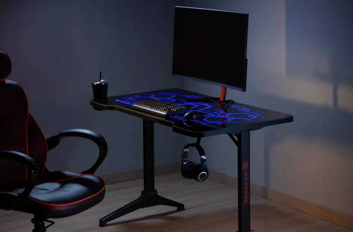 Rapture AURORA 300 s monitorem a sluchatky v mistnosti