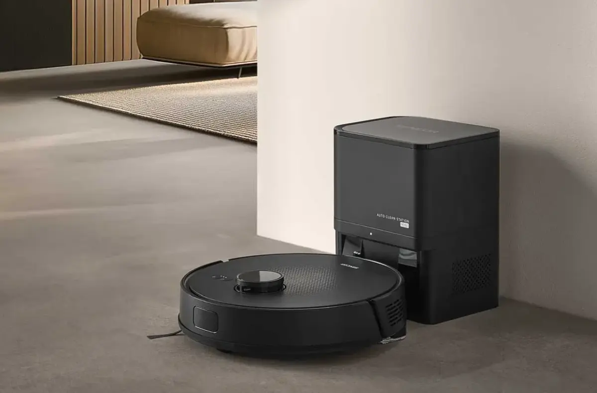 SENCOR SRV 9085BK s dokovaci stanici v mistnosti