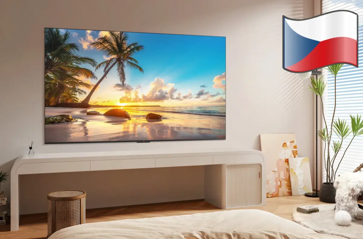 TCL 55T8C v loznici s plazi na obrazovce