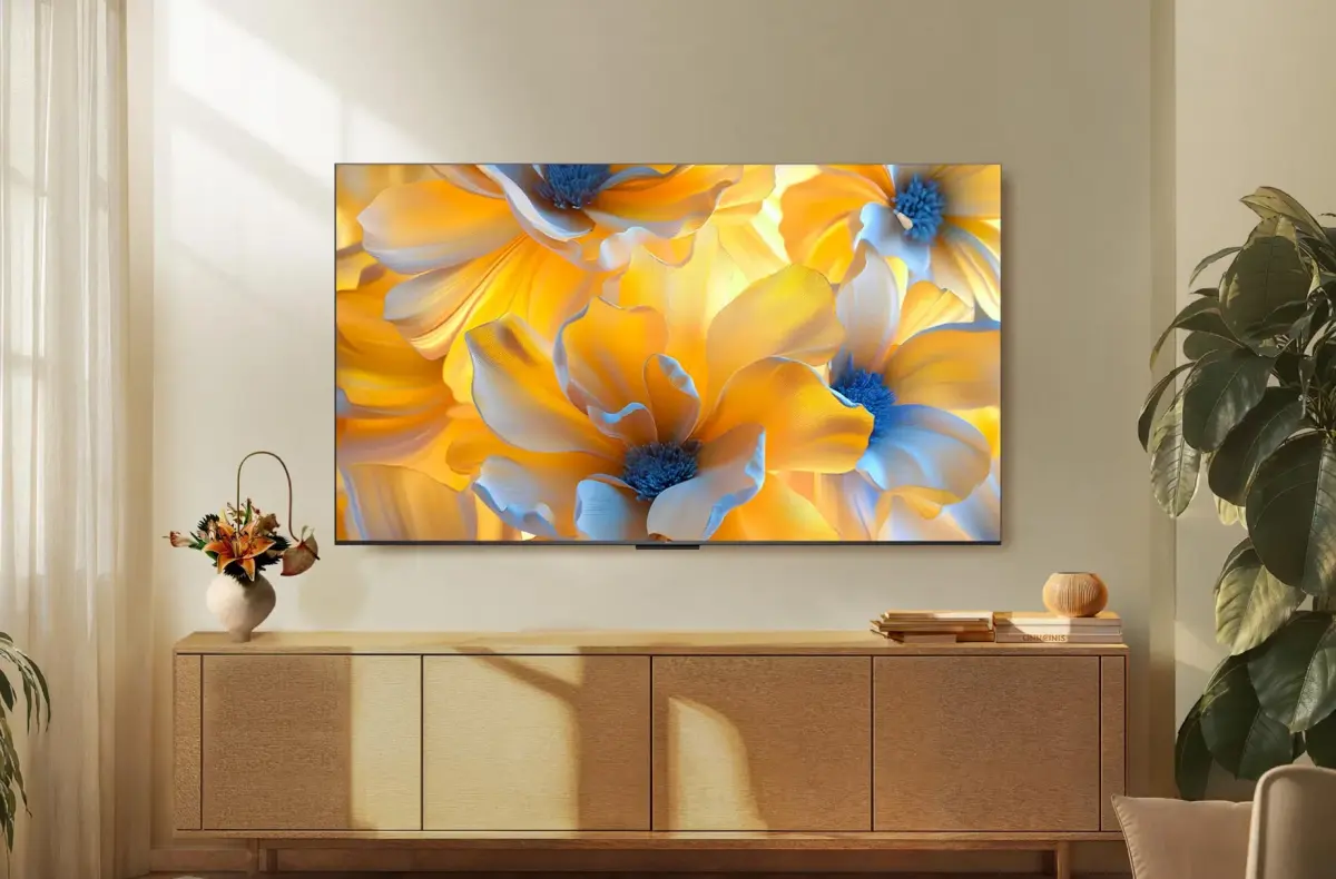 TCL 75C69K v obyvaku na stene