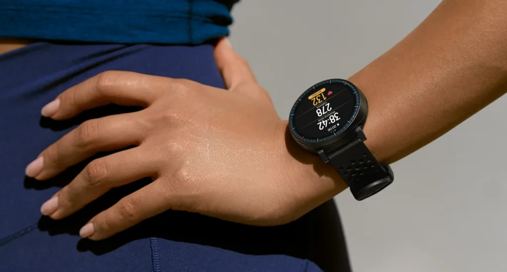 amazfit active max na ruce sportovkyne