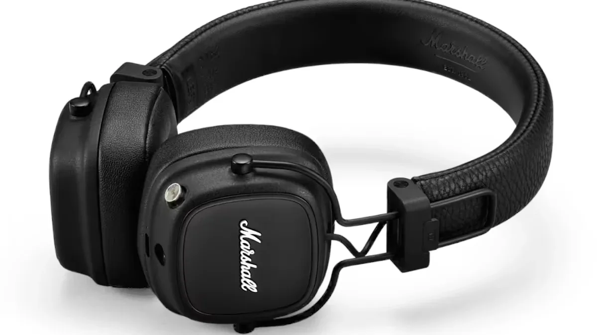 Kultovní sluchátka Marshall Major IV po delší době výrazněji zlevnila. Mají špičkovou výdrž a skládací design