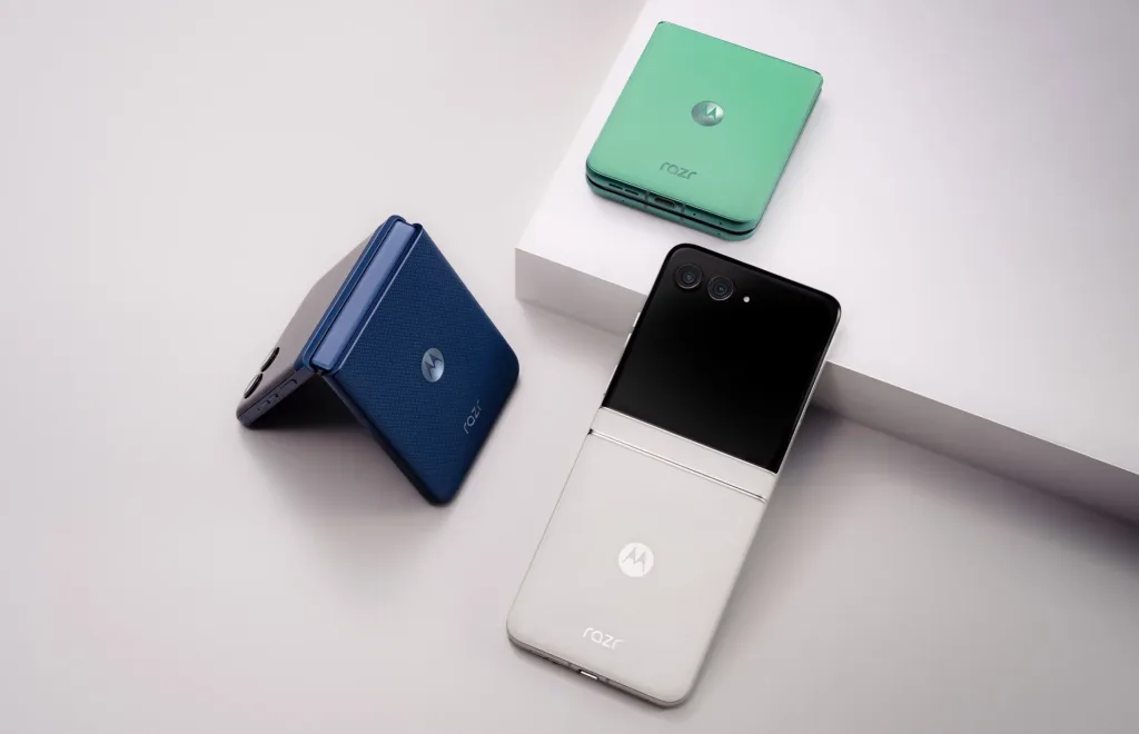 motorola razr 60 barevne varianty na svetlem povrchu