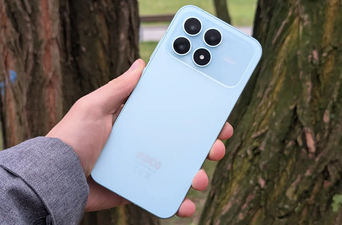 poco f8 pro modra zadni strana v ruce u stromu