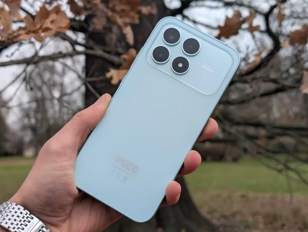 poco f8 pro u stromu zadni strana