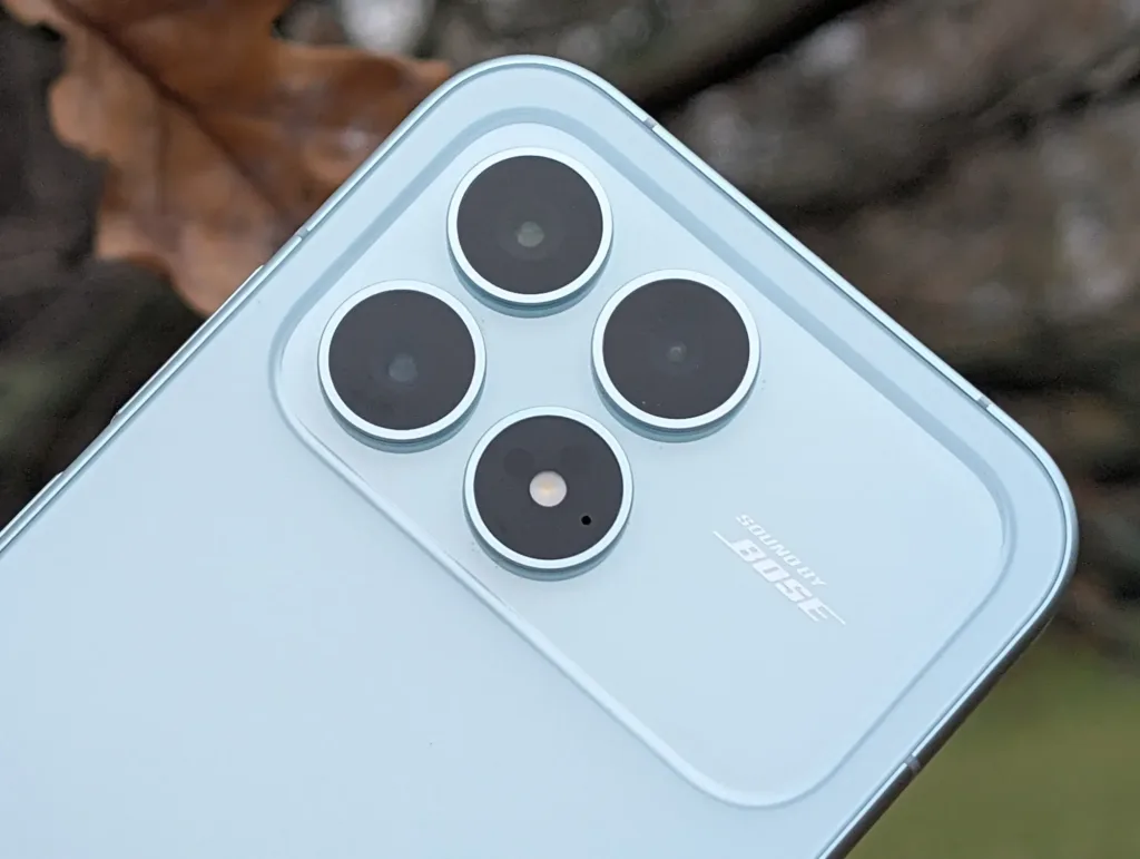 poco f8 pro zadni strana fotoaparaty u stromu