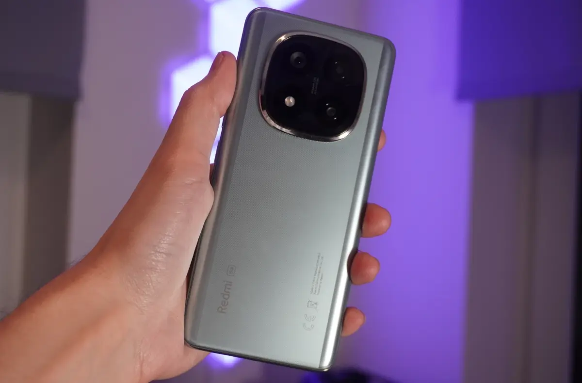 redmi note 14 pro plus v ruce zadni strana