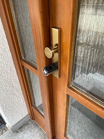 welock touch41 keyless entry lock on apartment wooden door
