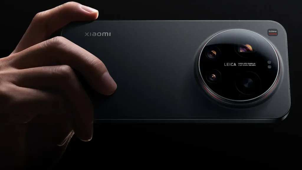 xiaomi 17 ultra cerna varianta v ruce zadni strana