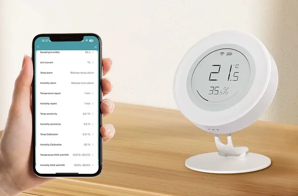 AVATTO Zigbee Smart Humidity Temperature Sensor s mobilem