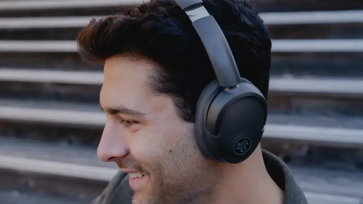 Alza opět zlevnila sluchátka JLAB o polovinu. Mají ANC, až 70h výdrž a skládací konstrukci