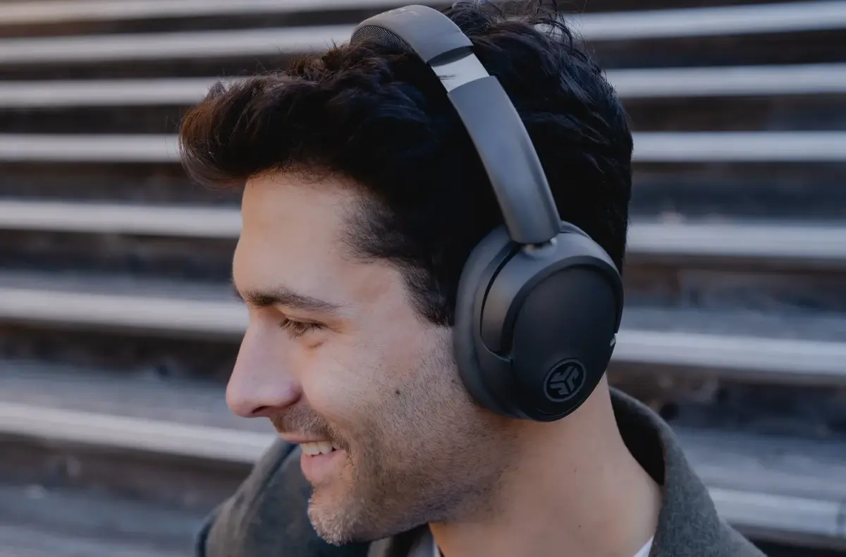 JLAB JBuds Lux ANC na hlave muze