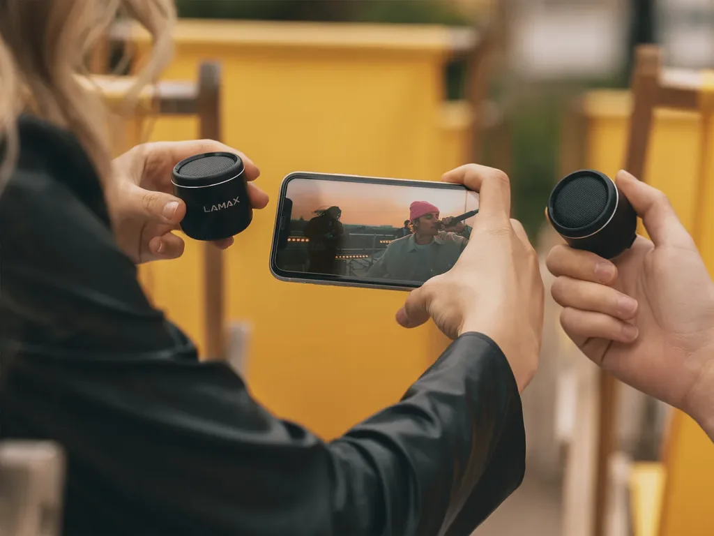 LAMAX Sphere2 Mini v ruce