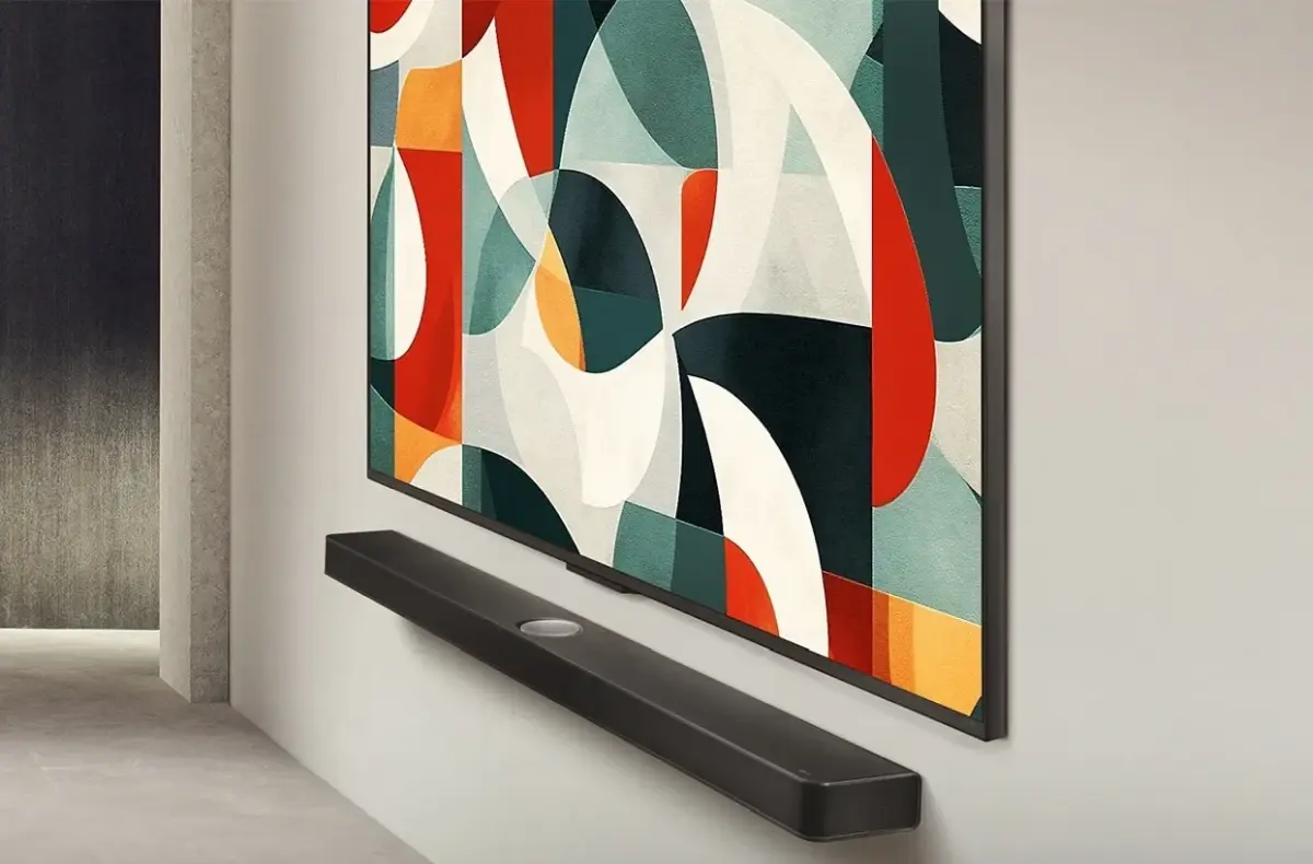 LG 75QNED86A6A se soundbarem pod sebou na zdi