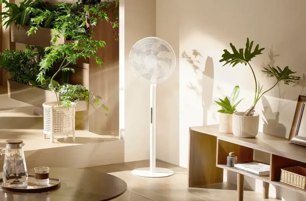 Mijia Smart Standing Fan Pro Slim v mistnosti s vankem ilustrace