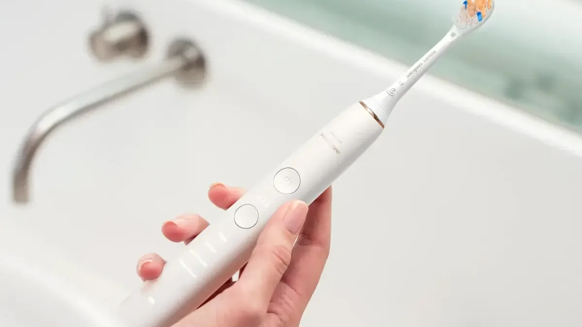 Kartáček Philips Sonicare 9000 DiamondClean pořádně zlevnil. Dá se propojit s aplikací a Češi ho milují