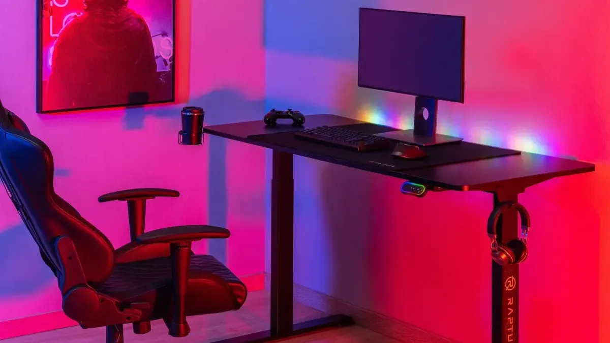 Herní stůl Rapture ALTAR 200 na Alze nikdy nebyl levnější! Má elektrické polohování a RGB světla