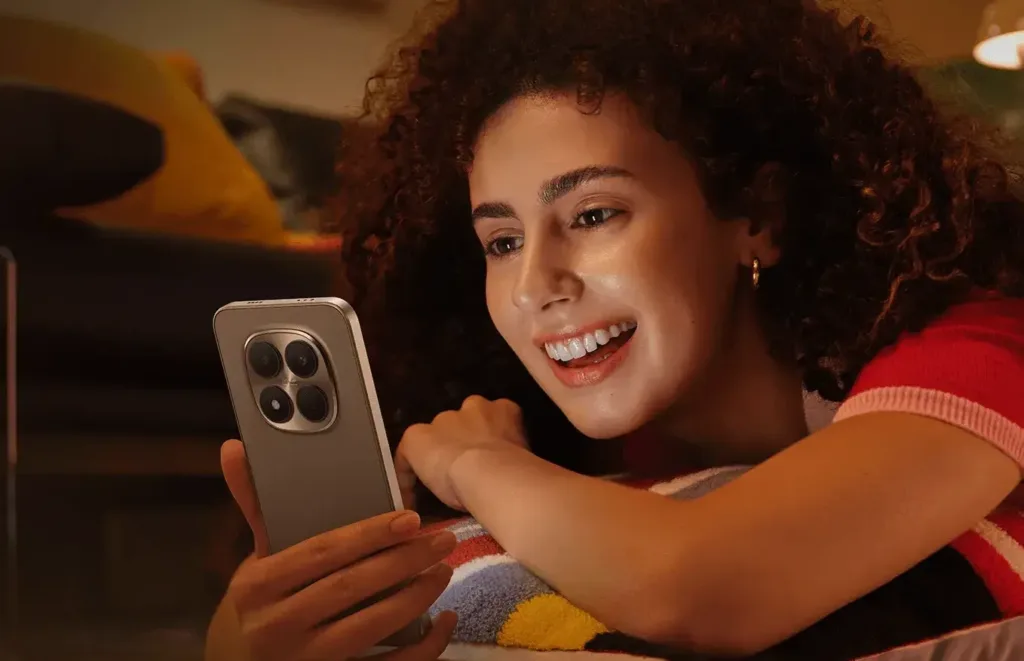 Redmi Note 15 Pro 5G zena s telefonem v ruce