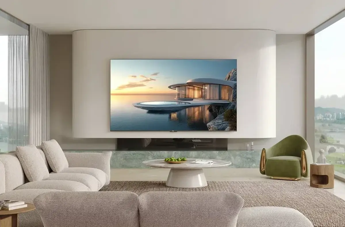 TCL 50Q7C v modernim obyvacim pokoji na stene