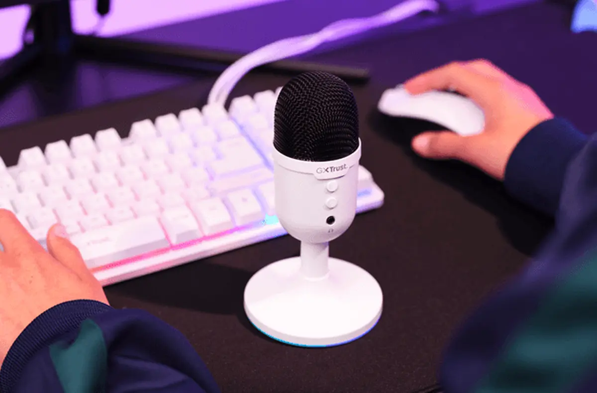 Trust GXT234W YUNIX USB na stole