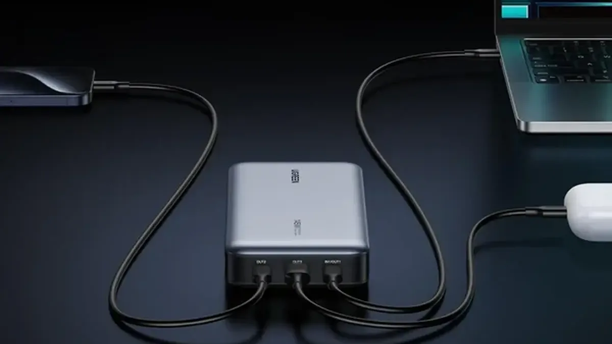 Powerbanka UGREEN s 25 000mAh kapacitou a 145W nabíjením hodně zlevnila. Má tři porty